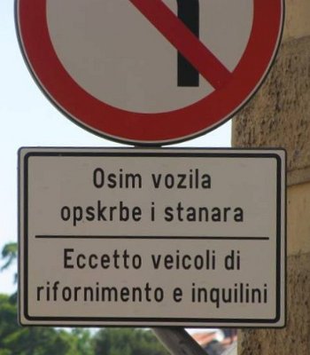 Na některých místech se objevují i dvojjazyčné cedule3